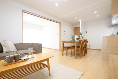 【居間・リビング】 | オアシスマンションプレジデント山陽 | ☆ホームステージングしています。家具・家電・調度品等は撮影用です。