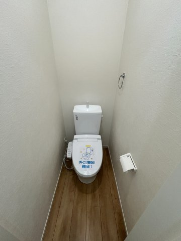 名東区上社1期のトイレ|２階トイレ：洗浄暖房機能付き。毎日使う場所だからこそ、清潔感と心地よさを♪お掃除ラクラク＆手洗い付きタンクで、家事の手間も軽減。
