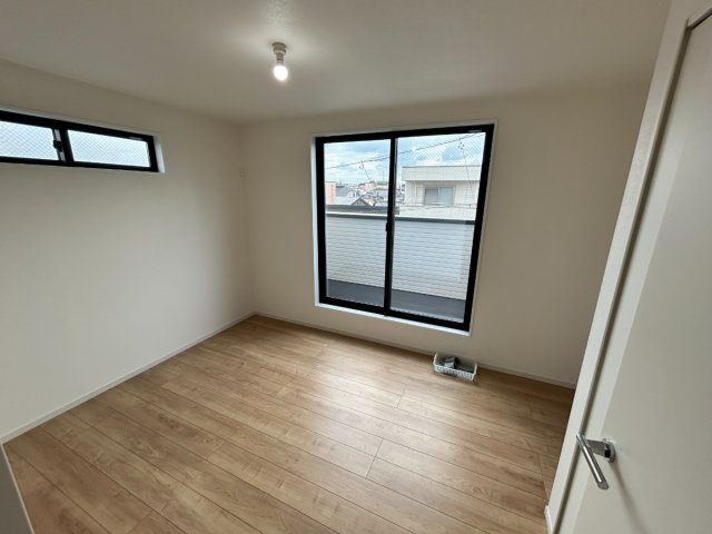 名東区上社1期の洋室|南西洋室6.0帖：バルコニーに面した南向きの明るい子供部屋。のびのび遊んで、すくすく育つ。明るく風通しの良い子供部屋で、毎日がワクワクいっぱいに♪
