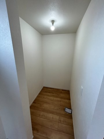 名東区上社1期の収納|主寝室ウォークインクローゼット：収納力はもちろん、“しまいやすさ”と“探しやすさ”も◎。忙しい朝もスムーズに身支度完了♪