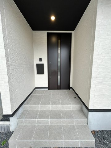 名東区上社1期の玄関|玄関ポーチ：家の“第一印象”を彩る玄関ポーチ。おしゃれな外観と雨の日も安心の屋根付き設計で、毎日の出入りが快適♪
