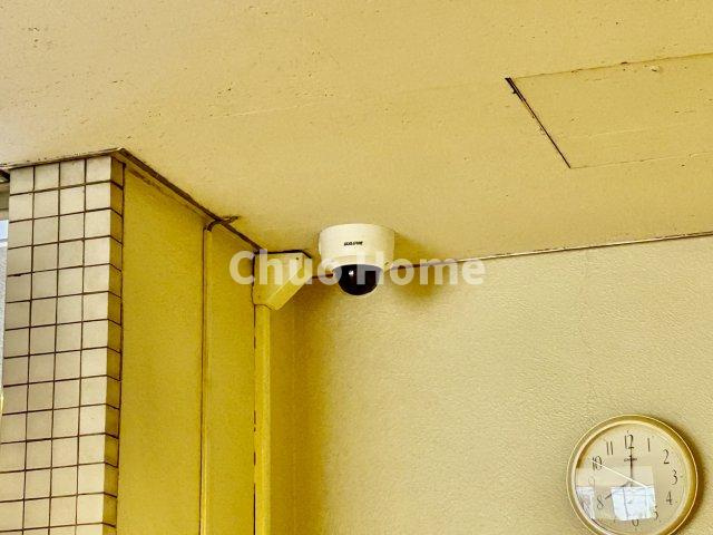 亀戸二丁目団地第9号棟の防犯設備|【防犯カメラ】何かあった時の大事な証拠になることももちろんなりますが、防犯というくらいですので大事なのは防犯カメラがあることによって抑止力につながることですよね。