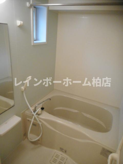 特典：仲介手数料が50％OFFです‼の浴室|浴室に窓があります