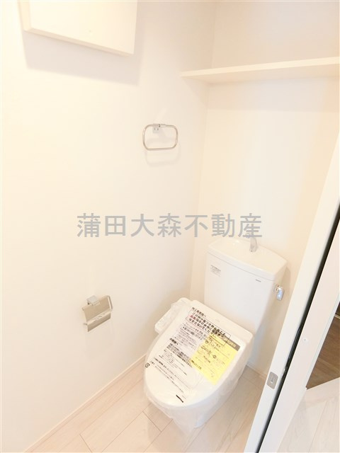 THE ROOM'S ザルームス大森町駅前のトイレ|上部棚と温水洗浄便座付きのトイレ