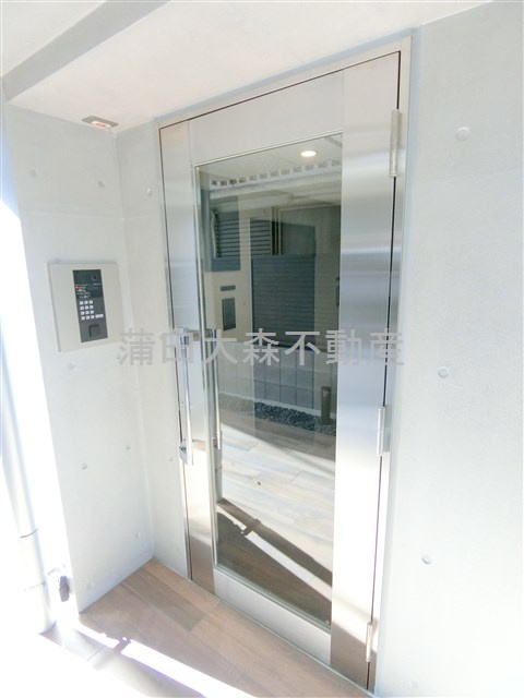 THE ROOM'S ザルームス大森町駅前のエントランス|TVモニター付オートロック　
