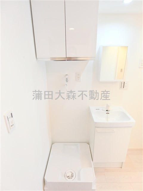THE ROOM'S ザルームス大森町駅前の設備|上部吊戸棚付！室内洗濯機置き場