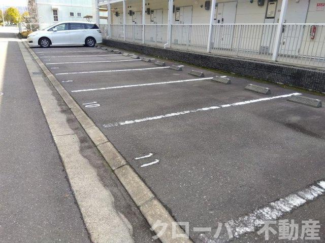 レオパレス楓の駐車場