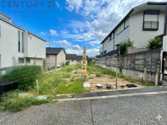 広々としたLDK：LDKは21.8帖と非常にゆったりとした空間が確保されています。駐車スペース2台分：車を2台所有している家庭や、来客時にも便利です。