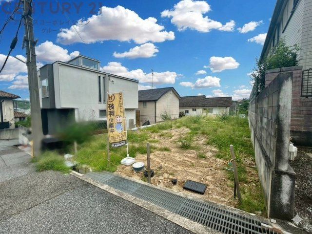 広々としたLDK：LDKは21.8帖と非常にゆったりとした空間が確保されています。駐車スペース2台分：車を2台所有している家庭や、来客時にも便利です。