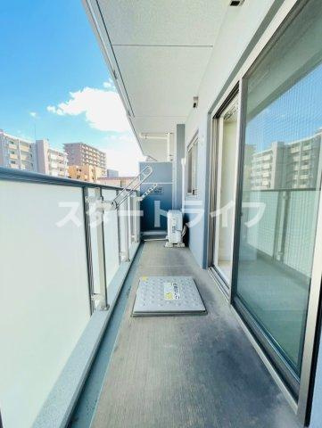 大阪市淀川区東三国６丁目の賃貸マンションのバルコニー