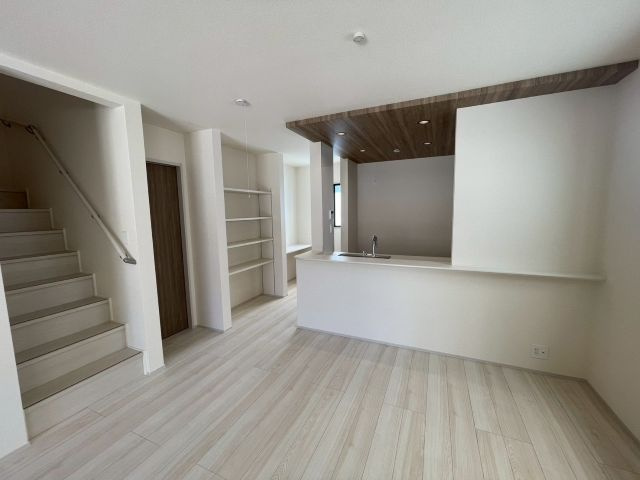 うるま市勝連内間の居間・リビング|※建築中の為参考写真を使用しています。