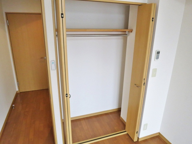 リトルズ篠崎の収納|クローゼットタイプの収納です♪