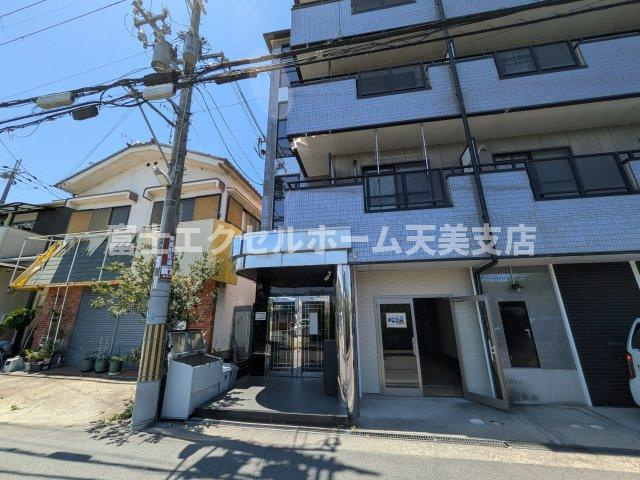 エイト富田林の外観