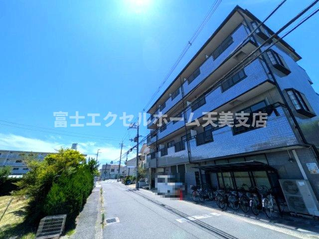 エイト富田林の外観