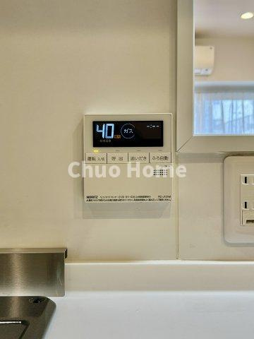 ヴィラ・ドールの発電・温水設備|【給湯リモコン】外での一日を忘れさせてくれるオートバス機能でお好みの湯量・温度に調整された浴槽。