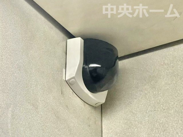 ヴィラ・ドールの防犯設備|【防犯カメラ】何かあった時の大事な証拠になることももちろんなりますが、防犯というくらいですので大事なのは防犯カメラがあることによって抑止力につながることですよね。