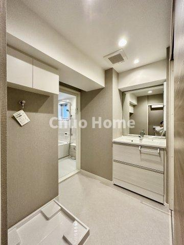 ヴィラ・ドールの脱衣所|【洗面所】明るい洗面所は朝をすっきりさせてくれる空間です。バタバタしている忙しい朝でも収納が多い洗面台では短い時間で効率良く支度ができます。