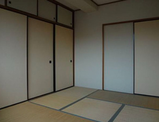 コーポリヴァーストンの和室|畳の上でゆっくりとくつろげる和室です