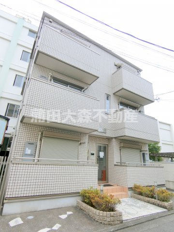 ヴェールメゾンの外観|2006年9月築　軽量鉄骨造地上2階建て総戸数6戸の人気賃貸アパート
京浜急行本線平和島駅最寄り徒歩6分、JR京浜東北線大森駅徒歩12分の東京都大田区大森北6丁目