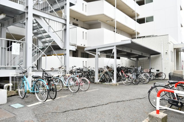 浦和元町ビューハイツの駐輪場|※空き状況は当社まで都度ご確認くださいませ■気になる物件は、お客様ご自身の目でお確かめ頂けます。
内覧希望は、０１２０－６５５－６２０（通話無料）にお気軽にご連絡下さいませ。