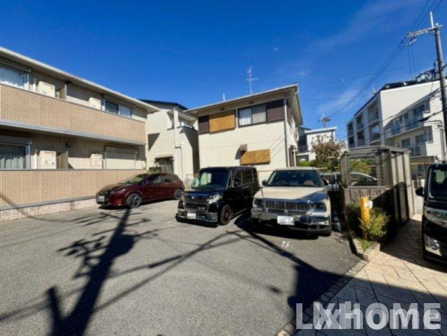 シャルム総持寺の駐車場|カースペースがあります