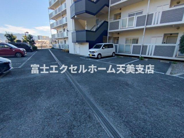 ウエストインヒルズの駐車場