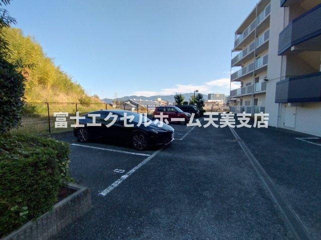 ウエストインヒルズの駐車場