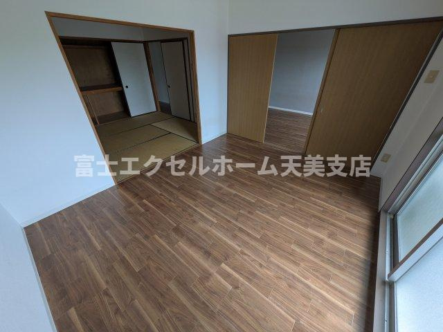 ウエストインヒルズの居間・リビング