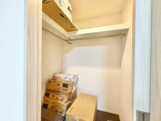 【収納】 | 大阪ベイレジデンス | 【全室収納有】ウォークインクローゼットもありますので、収納場所に困らず綺麗な室内をたもてますね！家族の思い出も大切にしまっておけますよ♪
