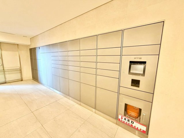 大阪ベイレジデンスの設備|宅配ボックスあり！不在時でも荷物が受け取れて便利ですね！インターネットショッピングを活用する機会が多い方も、留守中に注文した商品が届くので配送時間を気にせずに注文をすることができます！