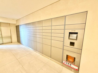 【設備】 | 大阪ベイレジデンス | 宅配ボックスあり！不在時でも荷物が受け取れて便利ですね！インターネットショッピングを活用する機会が多い方も、留守中に注文した商品が届くので配送時間を気にせずに注文をすることができます！