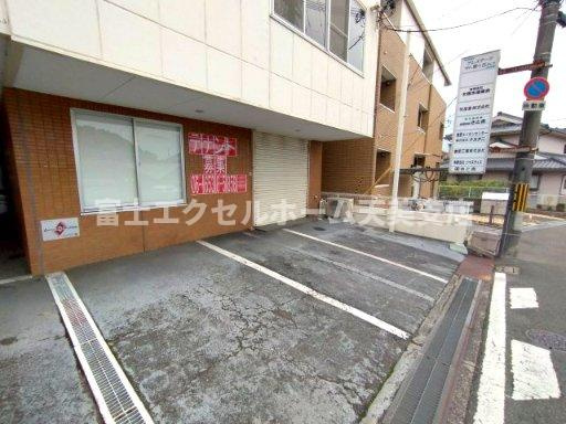 プレステージさと泉ヶ丘の駐車場
