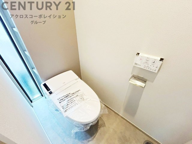 温水洗浄便座付トイレは温水洗浄機能により、暖かい水でおしりを洗浄することができ、冷たい水を使う従来の便座に比べ、温水洗浄機能で暖かいトイレを提供し、快適な使用を可能にします。