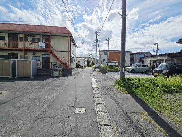 八戸市長者2丁目9番地25の前面道路含む現地写真