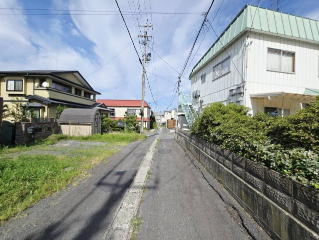 八戸市長者2丁目9番地25の前面道路含む現地写真