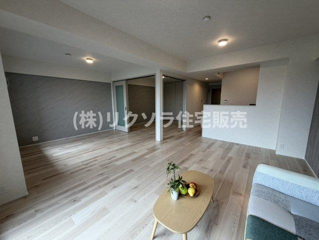 オークヒルズ香里五番館の居間・リビング|LDK18.7帖
■物件内覧・資金計画相談・住宅ローン相談、リフォーム相談、お問合せ受付中■
※当日・翌日のご内覧、ご相談はお電話でのお問合せがスムーズです！