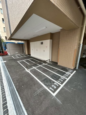 アドバンス神戸ラシュレの駐車場