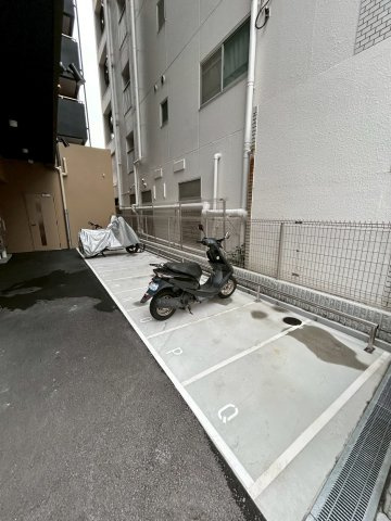アドバンス神戸ラシュレの駐車場