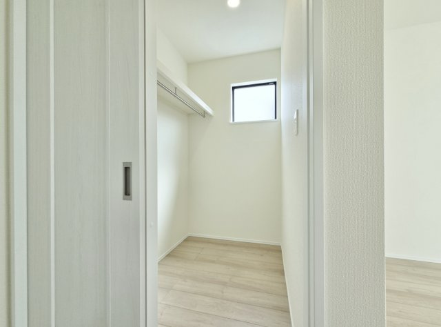 朝霞市本町1丁目 限定1棟の収納|2階7.5帖洋室　ウォークインクローゼット
大容量のWICは衣類の他にも季節物の家電やスーツケース、趣味の道具なども収納いただけます