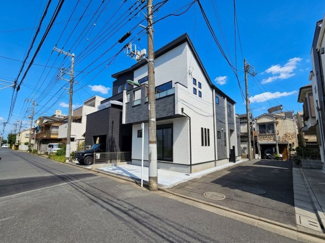 朝霞市本町1丁目 限定1棟の前面道路含む現地写真|南×東×北の三方角地で開放感溢れ陽当り・風通し良好です
南側約5.0ｍ公道に面し陽当り良好♪♪
広々とした前面道路でお車の出し入れも安心です
綺麗なお家が立ち並ぶ良好な住環境
