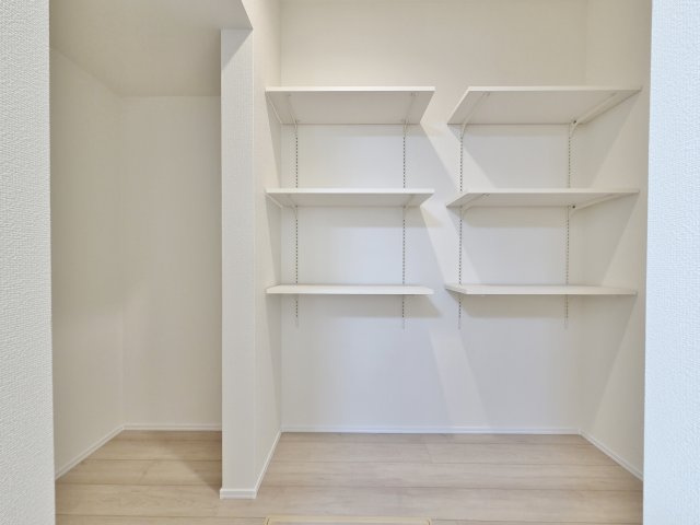 朝霞市本町1丁目 限定1棟の収納|【大型パントリー】
キッチン横には大型のパントリー完備
食材のストックや調理器具の収納に便利なパントリー完備
災害対策用の備蓄庫としてもお使いいただけます