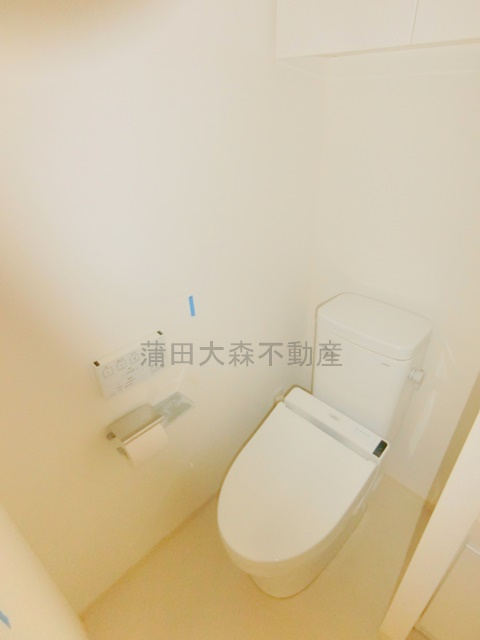 レアライズ蒲田のトイレ|棚収納と温水洗浄便座付きのトイレ