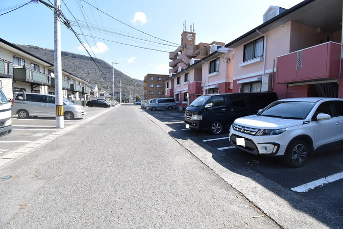 ウエストハイツ屋島 A棟の駐車場|前面道路・北側駐車場