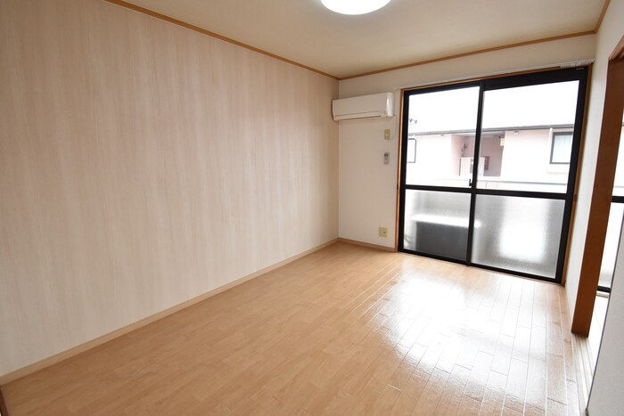 ウエストハイツ屋島 A棟の洋室|南洋室６帖