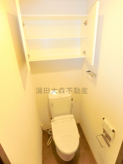 コンシェリア大森withのトイレ|吊戸棚と温水洗浄便座付きのトイレ