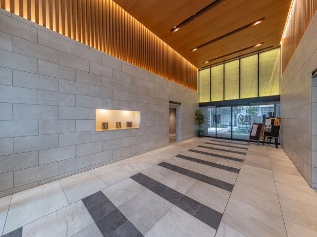 【Lobby】ダイナミックな2層吹抜の大空間「アトリウムロビー」は歩みを進めるごとに心が安らぎます。来訪者が息を飲む様なエントランスロビーが歓迎の心を伝えます。