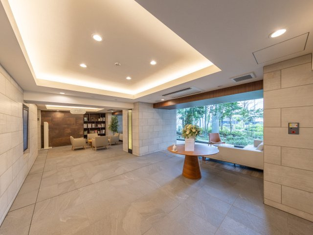 【Garden lounge】窓際の床と天井は木調の風合いで、緑溢れる風景と一体感を創出しています。