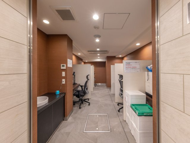 【Study booth】隣の机と間仕切り壁で区切られている自習室です。勉強やお仕事に◎です。ライトやコンセントも備えてあるので、パソコンなどの電子機器も使えそうです。