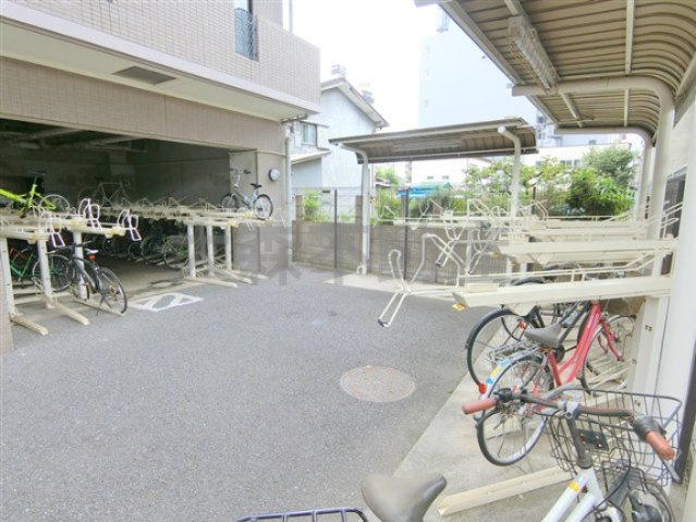 ヴェルステージ大森西のその他共用部分|屋根付きラック式の駐輪場