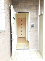 収納もある玄関です